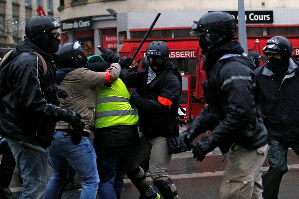دولت پاریس در سرکوب معترضان از پلیس سوءاستفاده می کند