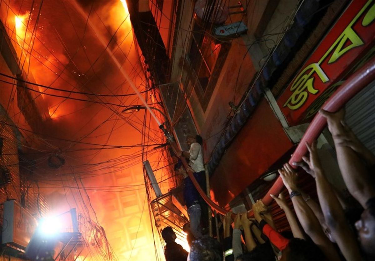 ۵۶ کشته در پی آتش‌سوزی ساختمانی در پایتخت بنگلادش