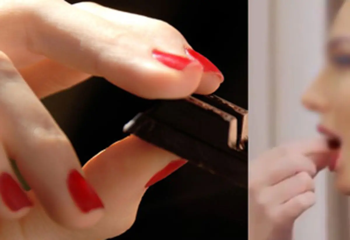 استفاده جنسی از زنان در تبلیغ شکلات ایرانی | وزیران ارتباطات و ارشاد حالتون چطوره؟