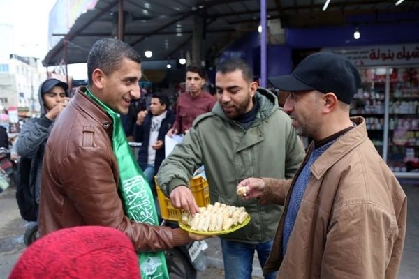 توزیع شیرینی در غزه به مناسبت عملیات مقاومت در کرانه باختری