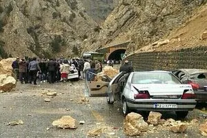 ریزش سنگ در جاده فیروزکوه