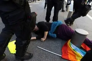 اظهارات کنایه آمیز مکرون نسبت به یک پیرزن جنجال آفرین شد