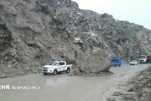 ریزش کوه در محور سوادکوه