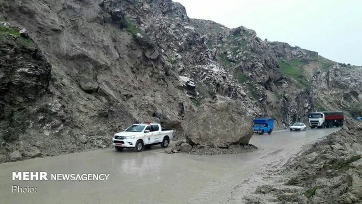 ریزش کوه در محور سوادکوه