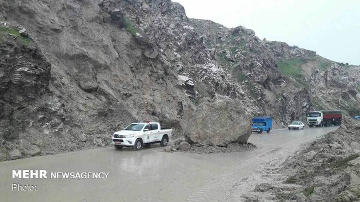 ریزش کوه در محور سوادکوه