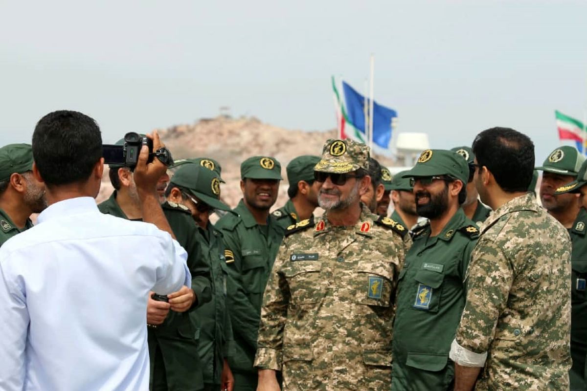دریادار تنگسیری از وضعیت یگان‌های نظامی در جزایر خلیج فارس بازدید کرد