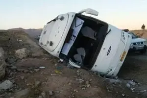انحراف اتوبوس از مسیر ۱۹ مصدوم بر جای گذاشت