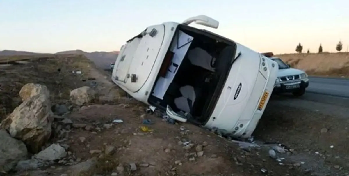 انحراف اتوبوس از مسیر ۱۹ مصدوم بر جای گذاشت