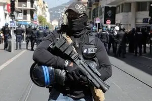 دولت مکرون برای سرکوب جلیقه زردها از ارتش کمک گرفت