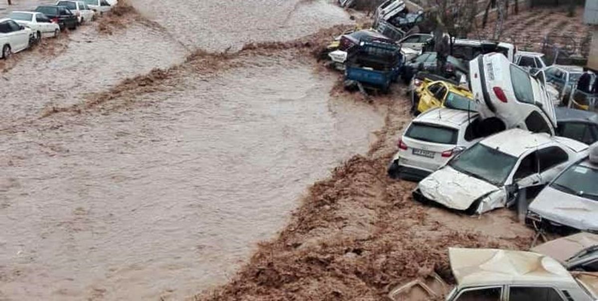 طغیان مسیل در دروازه قرآن شیراز بیش از ۲۰۰ خودرو را با خود برد/پیش بینی رگبار و طوفان امشب در جاده‌ها