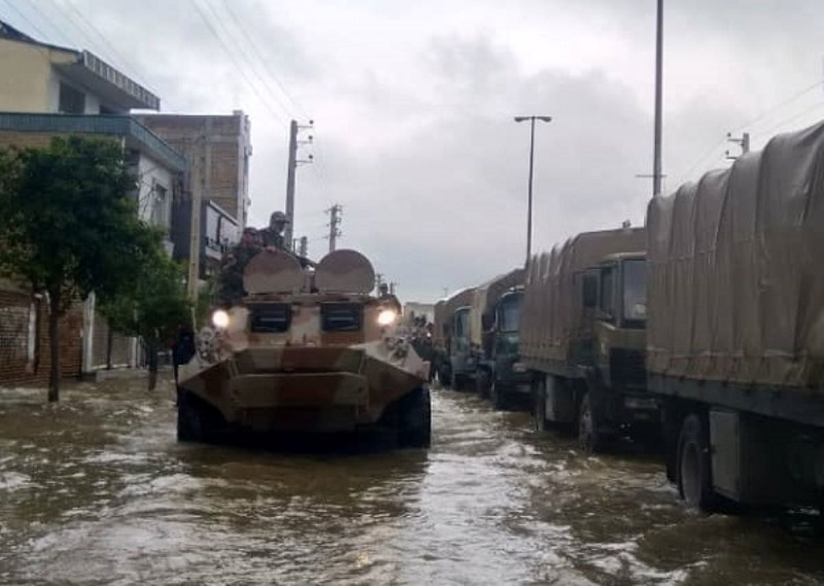 نفربرهای دوزیست نیروی زمینی ارتش به شهر آق قلا وارد شد