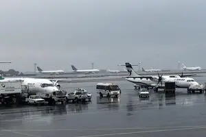 پروازها کنسل یا با تاخیر انجام می شود/مسافران با اطلاعات پرواز تماس بگیرند