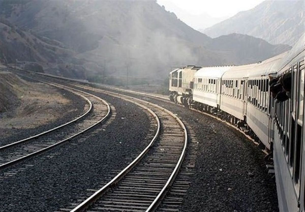 آمادگی راه آهن برای انتقال مسافران و خودرو‌های آسیب دیده در شیراز
