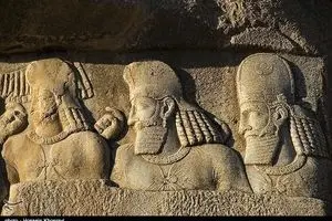 چرا تخت جمشید بر اثر سیل آسیب ندید/ترک‌های نقش رستم بیشتر شد/وضعیت پل‌ زاینده رود نگران کننده است