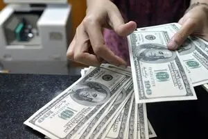 دلار بالای ۱۳ هزار تومان خریدار ندارد