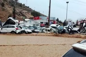 هزینه خودرو‌های خسارت دیده در حادثه سیل شیراز پرداخت می‌شود/کمک بلاعوض برای جبران خسارت وارده به منازل