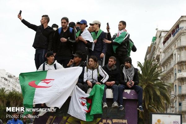 تجمع هزاران الجزایری در اعتراض به حضور «بوتفلیقه» در قدرت