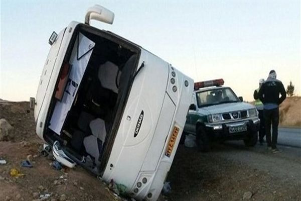 اعلام جزئیات تصادف یک دستگاه اتوبوس با دو دستگاه سواری در محور قم تهران