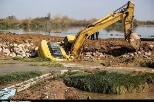 اعزام ماشین آلات سنگین شرکت ملی حفاری برای ترمیم سیل بندهای خوزستان