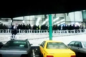 تهران| صف طولانی خرید گوشت زیر بارش شدید باران+تصاویر