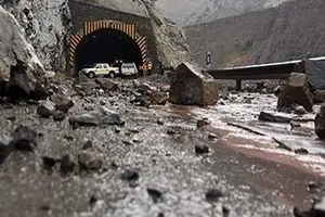 ريزش كوه جاده فشم را مسدود کرد