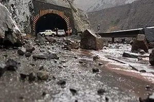 ريزش كوه جاده فشم را مسدود کرد