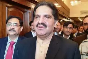 وزیرمبارزه با مواد مخدر پاکستان توسط مهاجمان مسلح زخمی شد