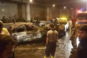 واژگونی و آتش سوزی یک دستگاه خودرو تیبا در بزرگراه امام علی (ع) / مصدومیت ۲ تن در حادثه+ عکس