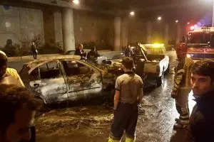 واژگونی و آتش سوزی یک دستگاه خودرو تیبا در بزرگراه امام علی (ع) / مصدومیت ۲ تن در حادثه+ عکس
