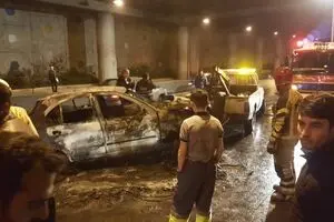 واژگونی و آتش سوزی یک دستگاه خودرو تیبا در بزرگراه امام علی (ع) / مصدومیت ۲ تن در حادثه+ عکس