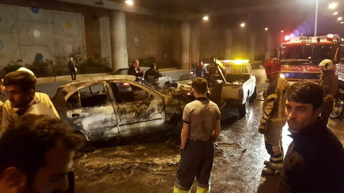 واژگونی و آتش سوزی یک دستگاه خودرو تیبا در بزرگراه امام علی (ع) / مصدومیت ۲ تن در حادثه+ عکس