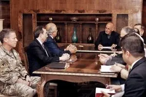 برگزاری نشست مشترک «غنی» و «خلیلزاد» با سیاسیون افغانستان