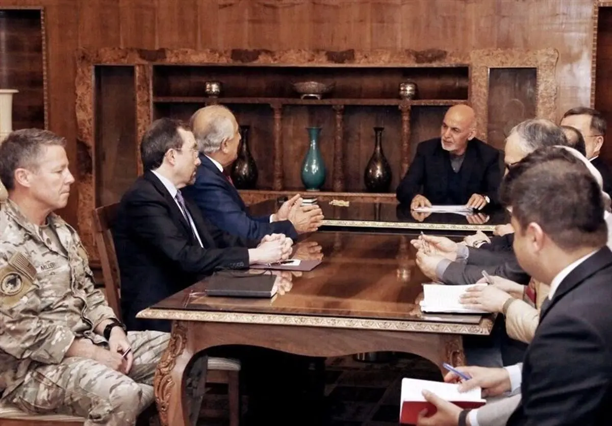 برگزاری نشست مشترک «غنی» و «خلیلزاد» با سیاسیون افغانستان