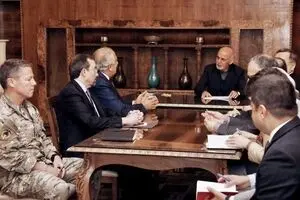 برگزاری نشست مشترک «غنی» و «خلیلزاد» با سیاسیون افغانستان