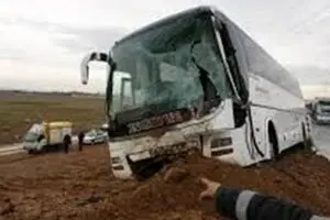 یک کشته و ۱۱ مجروح در تصادف اتوبوس با سمند