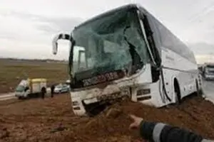 یک کشته و ۱۱ مجروح در تصادف اتوبوس با سمند