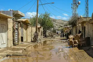 آتش‌نشانان اعزامی تهران در حال تخلیه آب از منازل سیل زدگان استان گلستان هستند