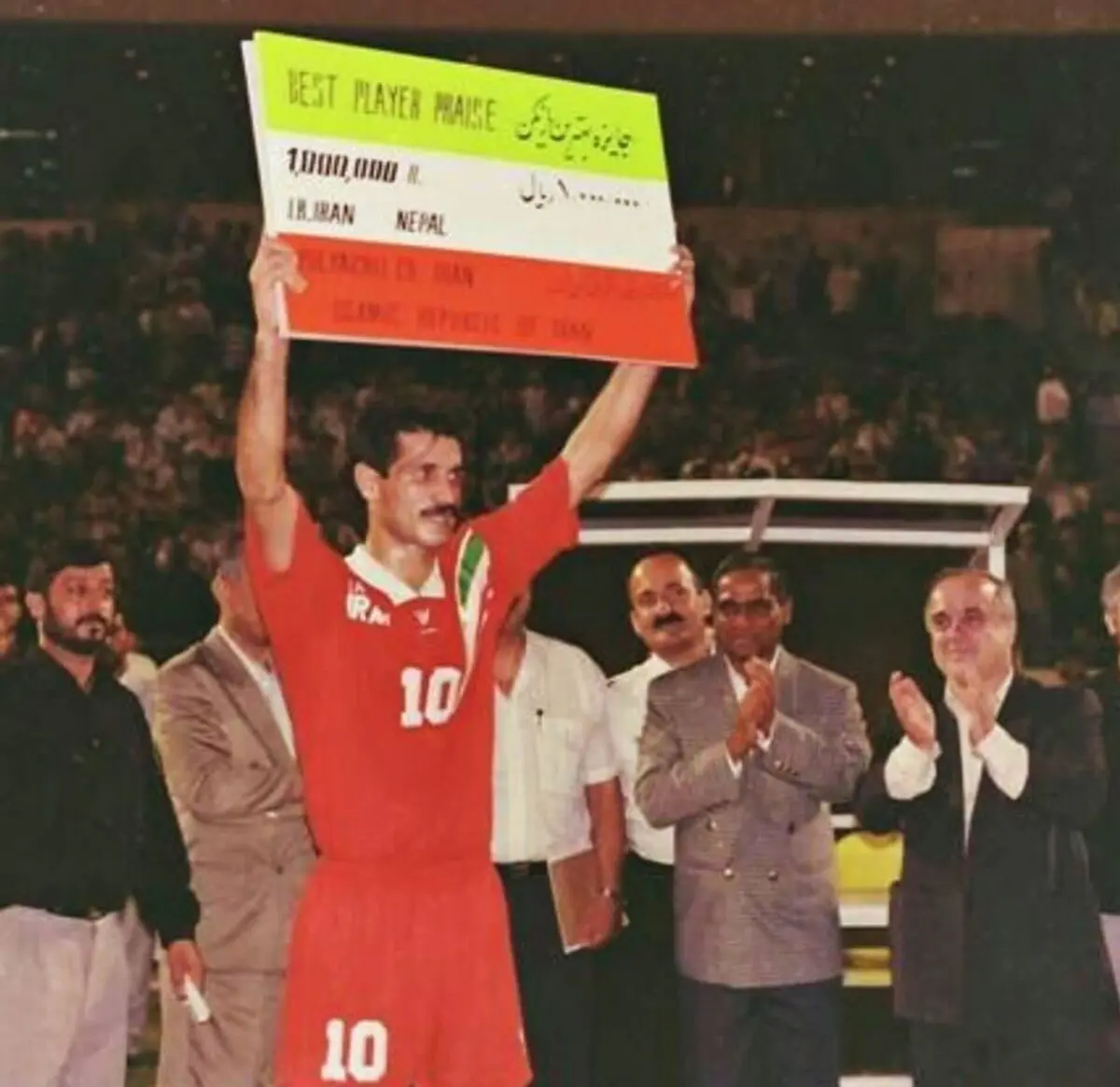 جایزه ۱۰۰ هزار تومانی علی دایی +عکس