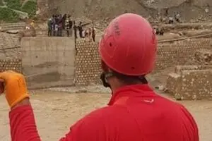 نصب «زیپ لاین» برای ایجاد راه ارتباطی میان روستاهای سیل زده لرستان+ عکس