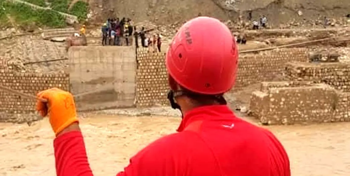 نصب «زیپ لاین» برای ایجاد راه ارتباطی میان روستاهای سیل زده لرستان+ عکس