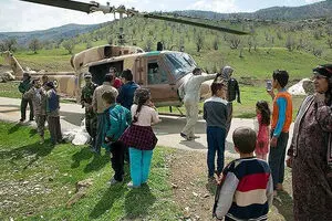 استفاده از بالگرد برای انتقال سیم‌های برق حاشیه رودخانه در لرستان