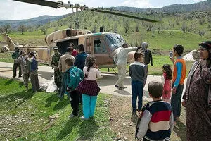 استفاده از بالگرد برای انتقال سیم‌های برق حاشیه رودخانه در لرستان