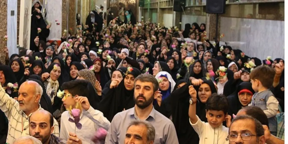استقبال خادمان افتخاری حضرت عباس (ع) با گل‌های طبیعی از زائران کربلا