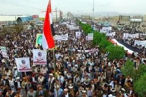 تظاهرات بزرگ ضدآمریکایی در سراسر یمن مردم پرچم‌های آمریکا و اسرائیل را آتش زدند