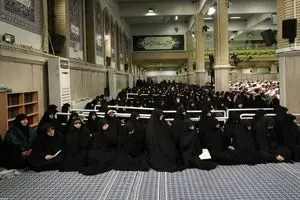 روایتی دخترانه از دیدار طلاب حوزه‌های علمیه با رهبر انقلاب/ مدیریت آقایان بر حوزه‌های علمیه خواهران را پایان دهید!