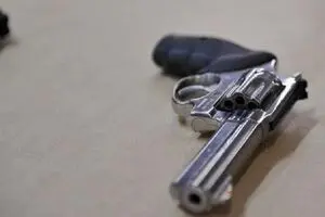 مجازات حبس برای نگهداری یا استفاده از سلاح گرم خودکار