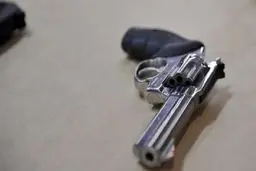 مجازات حبس برای نگهداری یا استفاده از سلاح گرم خودکار