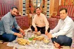 آبگوشت خوری بر سفره سیاست