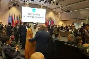 گفت وگوی بیژن زنگنه و وزیر انرژی عربستان در حاشیه نشست اوپک