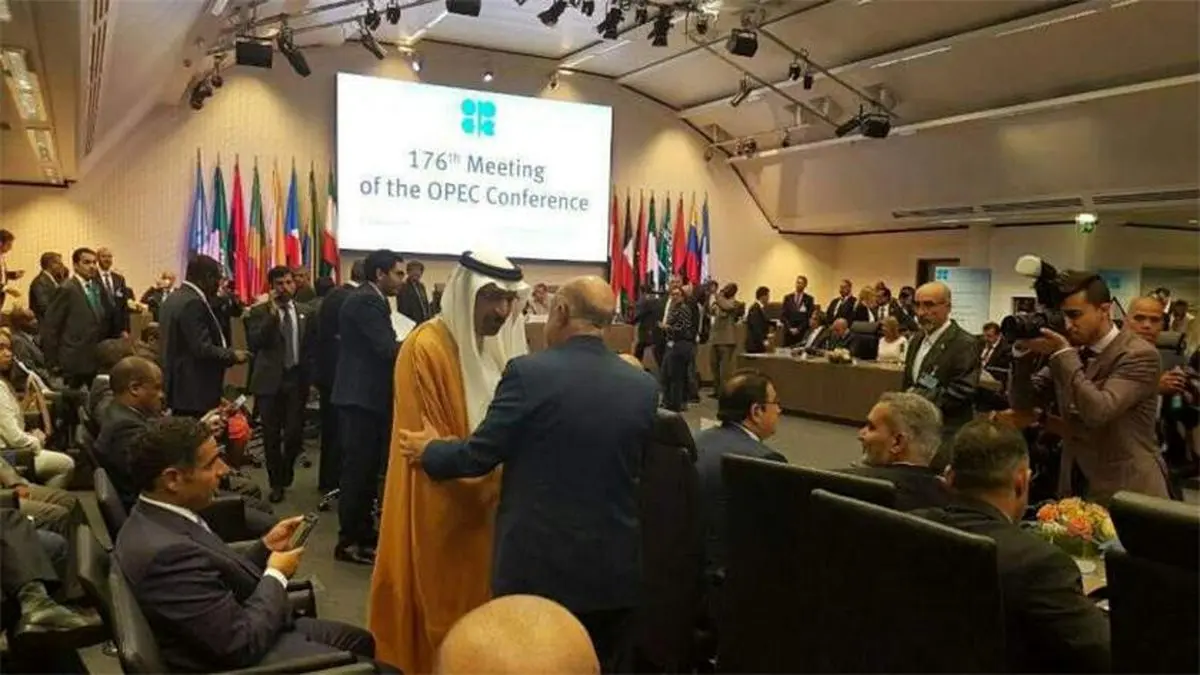 گفت وگوی بیژن زنگنه و وزیر انرژی عربستان در حاشیه نشست اوپک